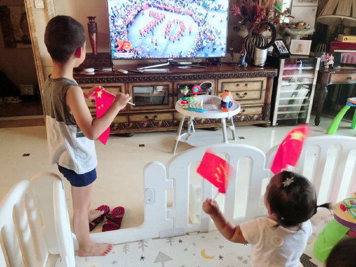 王学兵胡子拉碴带5岁儿子逛街,和小15岁娇妻合照像父女