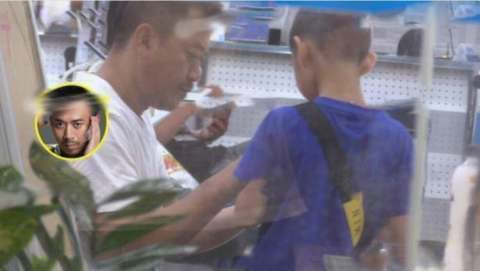 王学兵胡子拉碴带5岁儿子逛街,和小15岁娇妻合照像父女