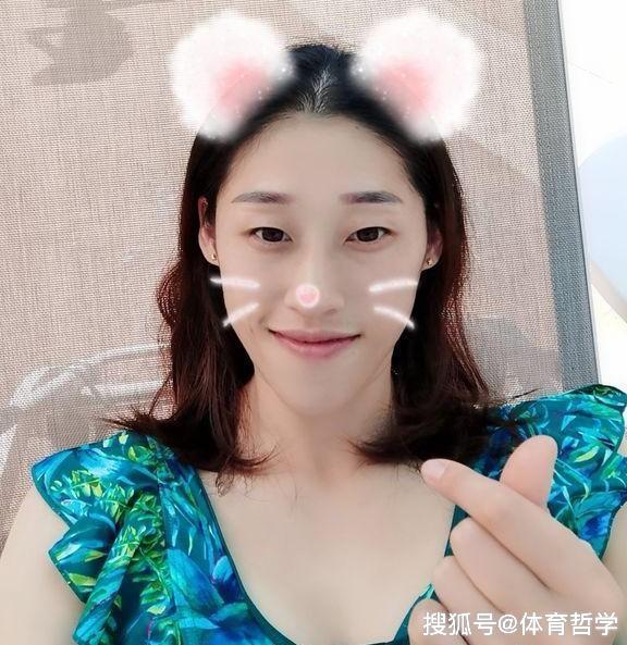 女排世界冠军全家三亚旅游!与姐姐、母亲沐浴阳光,住七星级酒店