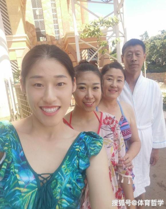 女排世界冠军全家三亚旅游!与姐姐、母亲沐浴阳光,住七星级酒店