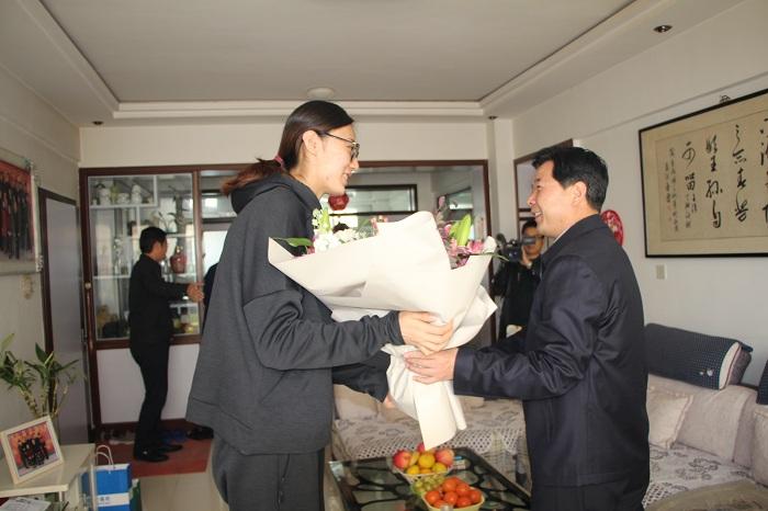 女排世界冠军回贫困家乡探亲!县委书记亲自登门看望,全家受宠若惊