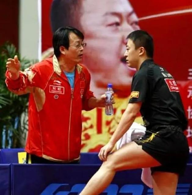 "吴敬平被刘国梁冷落后,指导冯天薇4:0虐陈梦!这是养狼计划?"