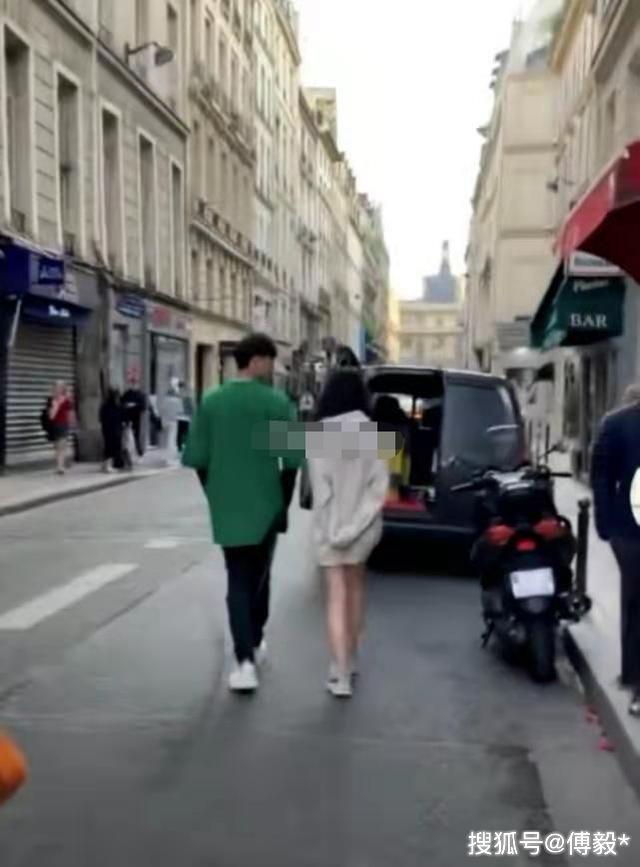 郑爽张恒被偶遇,小爽露美腿不输杨幂,两人表情紧张疑似吵架