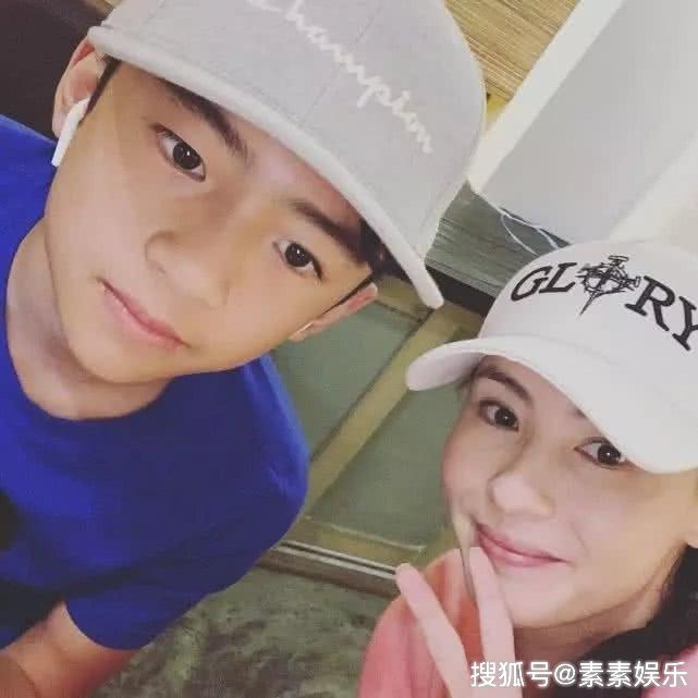 张柏芝教小儿子滑水,比起大儿子谢振轩,小儿子更像谢霆锋一些