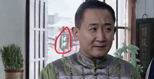 古装剧中最“尬”的穿帮镜头:塑料瀑布我忍了,大金手表什么鬼?
