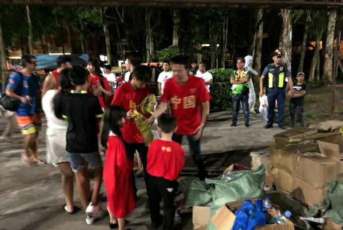 有奶便是娘!菲律宾球迷为了领免费衣服食品,当场改口支持中国队