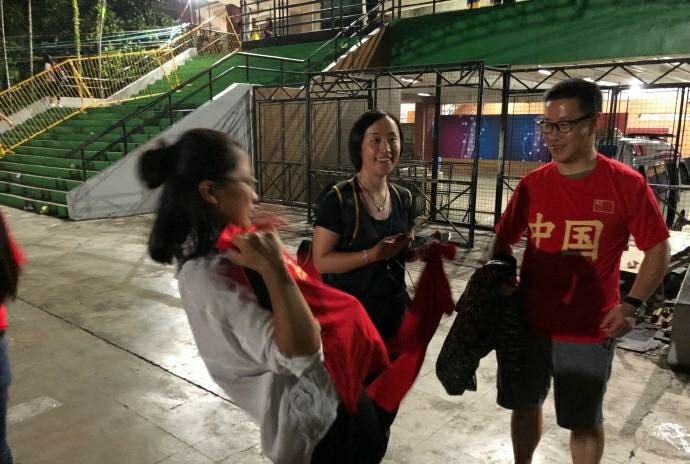 有奶便是娘!菲律宾球迷为了领免费衣服食品,当场改口支持中国队