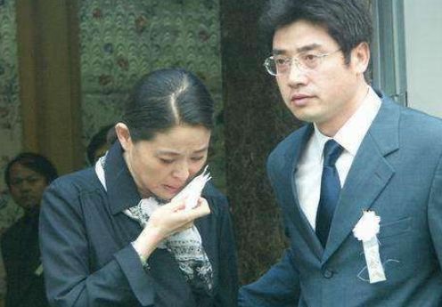 他比赵本山还牛,因车祸去世,倪萍伤心痛哭,葬礼一幕让众人愤怒