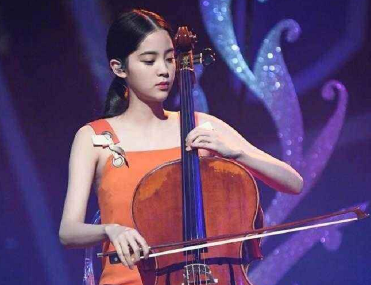 欧阳娜娜谈王源,坦言帮他解决学业问题,两字表明两人关系