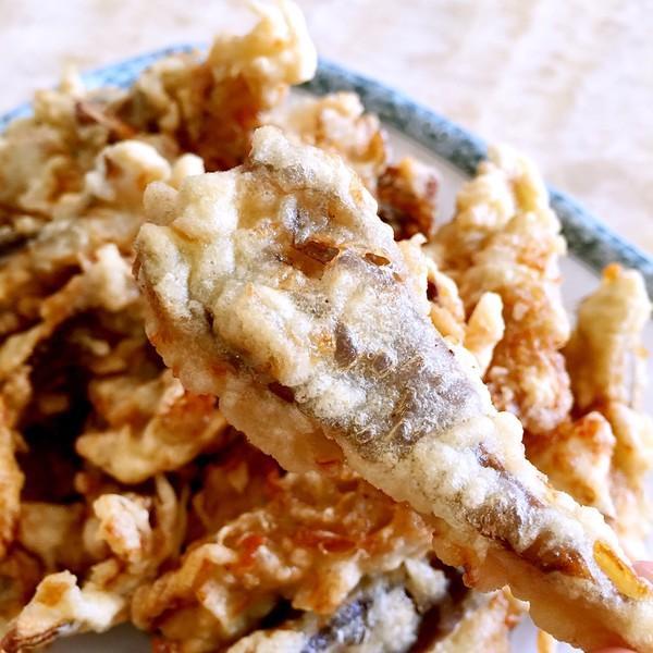 做干炸蘑菇时,调面糊的时候多加一颗鸡蛋,炸好的蘑菇外酥里嫩