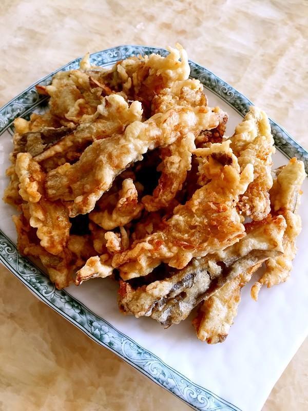 做干炸蘑菇时,调面糊的时候多加一颗鸡蛋,炸好的蘑菇外酥里嫩