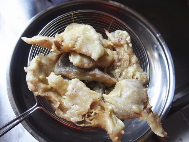 做干炸蘑菇时,调面糊的时候多加一颗鸡蛋,炸好的蘑菇外酥里嫩