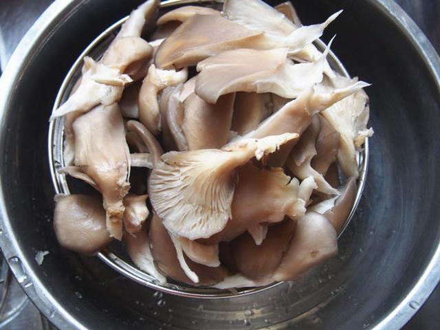 做干炸蘑菇时,调面糊的时候多加一颗鸡蛋,炸好的蘑菇外酥里嫩