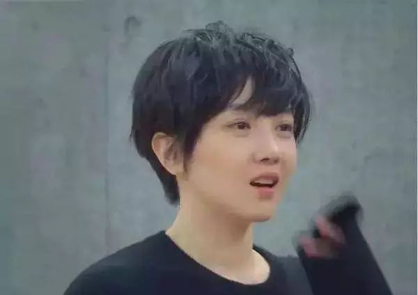 女版鹿晗脸也崩了?离开滤镜细纹超明显,鼻子怪异比郑爽夸张