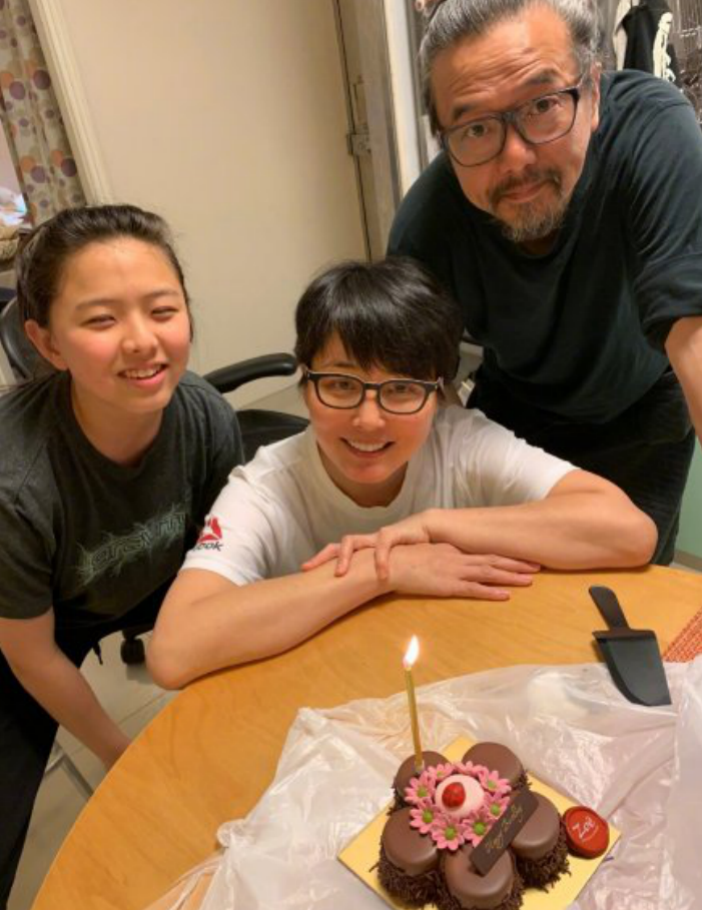 “男人婆”张延近照曝光,私下形象大不同!戴草帽村里赶鸡仍贵气