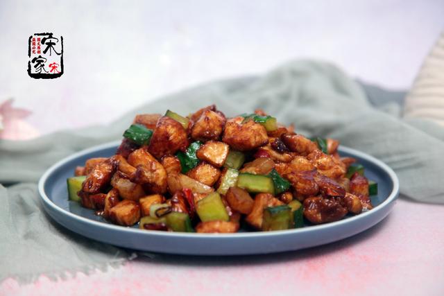 鸡胸肉这样炒和“鸡腿肉”一样嫩,50岁大厨:女孩子多吃也不胖