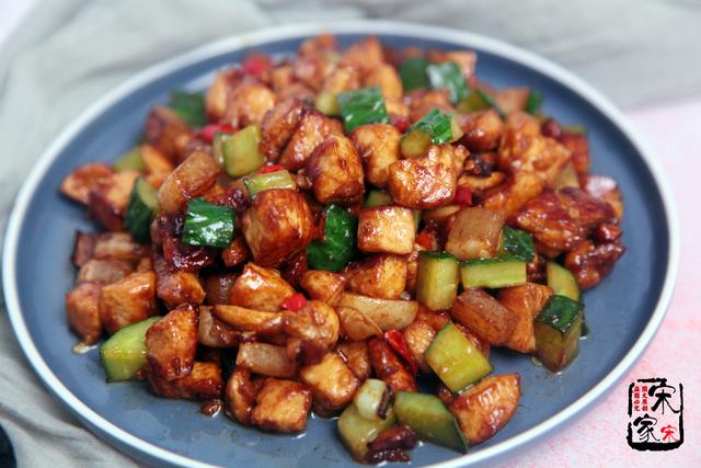 鸡胸肉这样炒和“鸡腿肉”一样嫩,50岁大厨:女孩子多吃也不胖