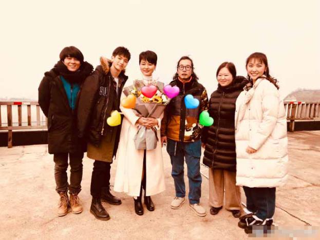“男人婆”张延近照曝光,私下形象大不同!戴草帽村里赶鸡仍贵气