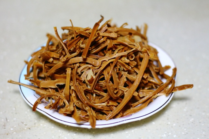 鸡翅不要炸着吃了,这样做比可乐鸡翅还好吃,色泽诱人,香辣下饭