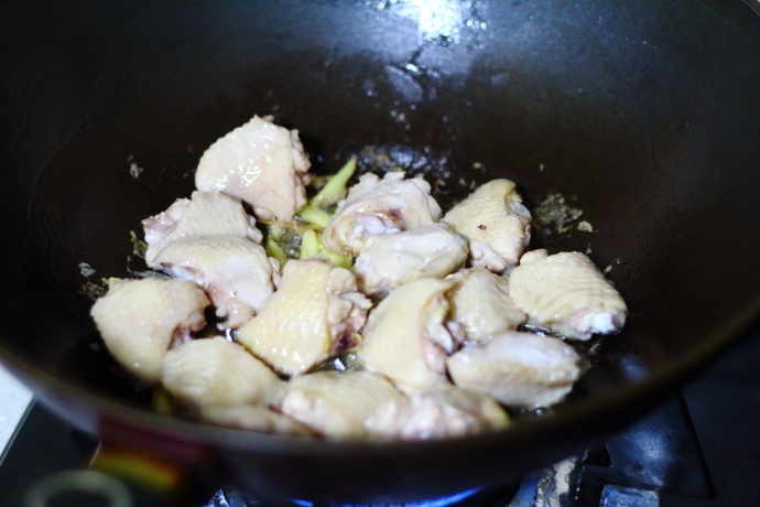 鸡翅不要炸着吃了,这样做比可乐鸡翅还好吃,色泽诱人,香辣下饭