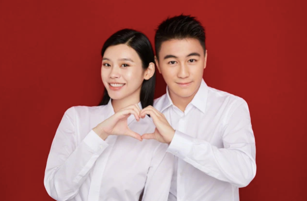 何猷君公布奚梦瑶产子喜讯,赌王家族长孙诞生,网友感叹效率太快