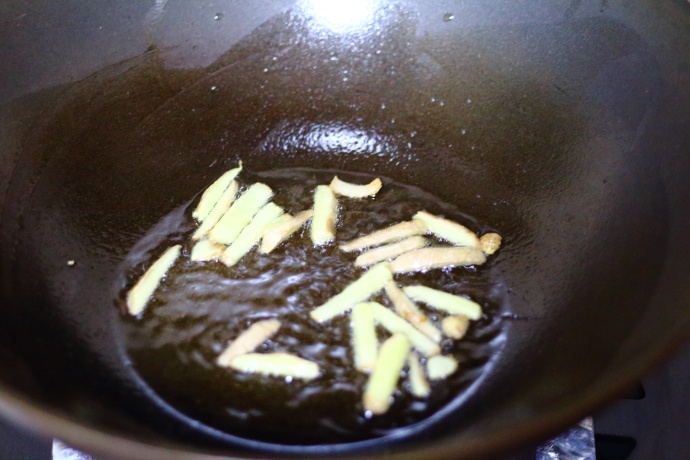 鸡翅不要炸着吃了,这样做比可乐鸡翅还好吃,色泽诱人,香辣下饭