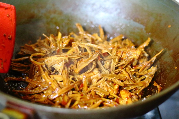 鸡翅不要炸着吃了,这样做比可乐鸡翅还好吃,色泽诱人,香辣下饭