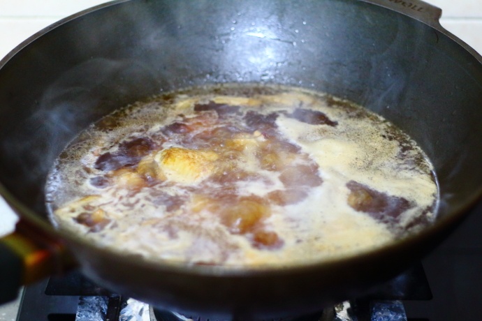 鸡翅不要炸着吃了,这样做比可乐鸡翅还好吃,色泽诱人,香辣下饭