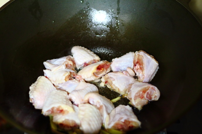 鸡翅不要炸着吃了,这样做比可乐鸡翅还好吃,色泽诱人,香辣下饭