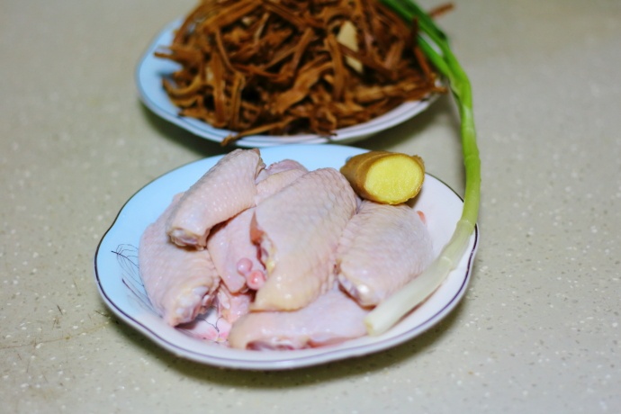 鸡翅不要炸着吃了,这样做比可乐鸡翅还好吃,色泽诱人,香辣下饭