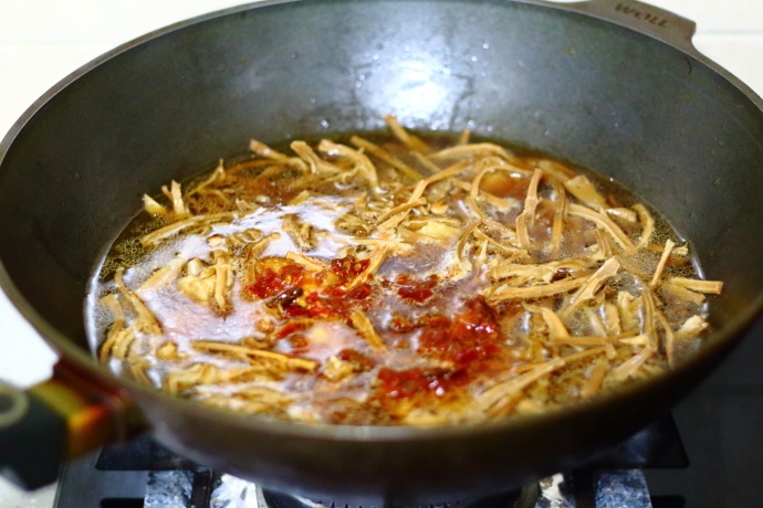 鸡翅不要炸着吃了,这样做比可乐鸡翅还好吃,色泽诱人,香辣下饭