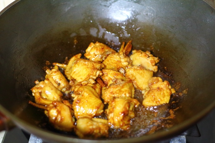 鸡翅不要炸着吃了,这样做比可乐鸡翅还好吃,色泽诱人,香辣下饭
