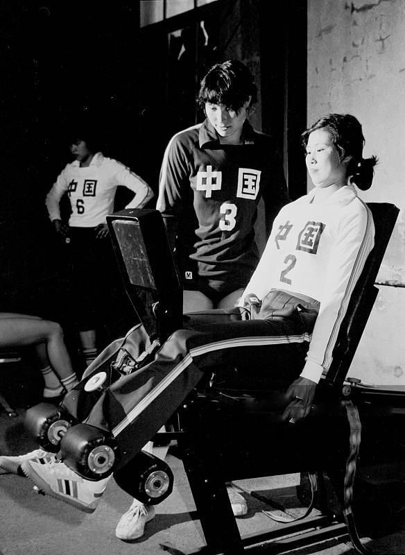 《中国女排》发布电影海报,一画面感动无数国人,铸造女排精神