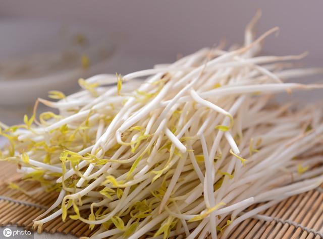 绿豆芽炒榨菜