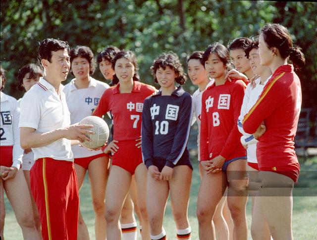 《中国女排》发布电影海报,一画面感动无数国人,铸造女排精神