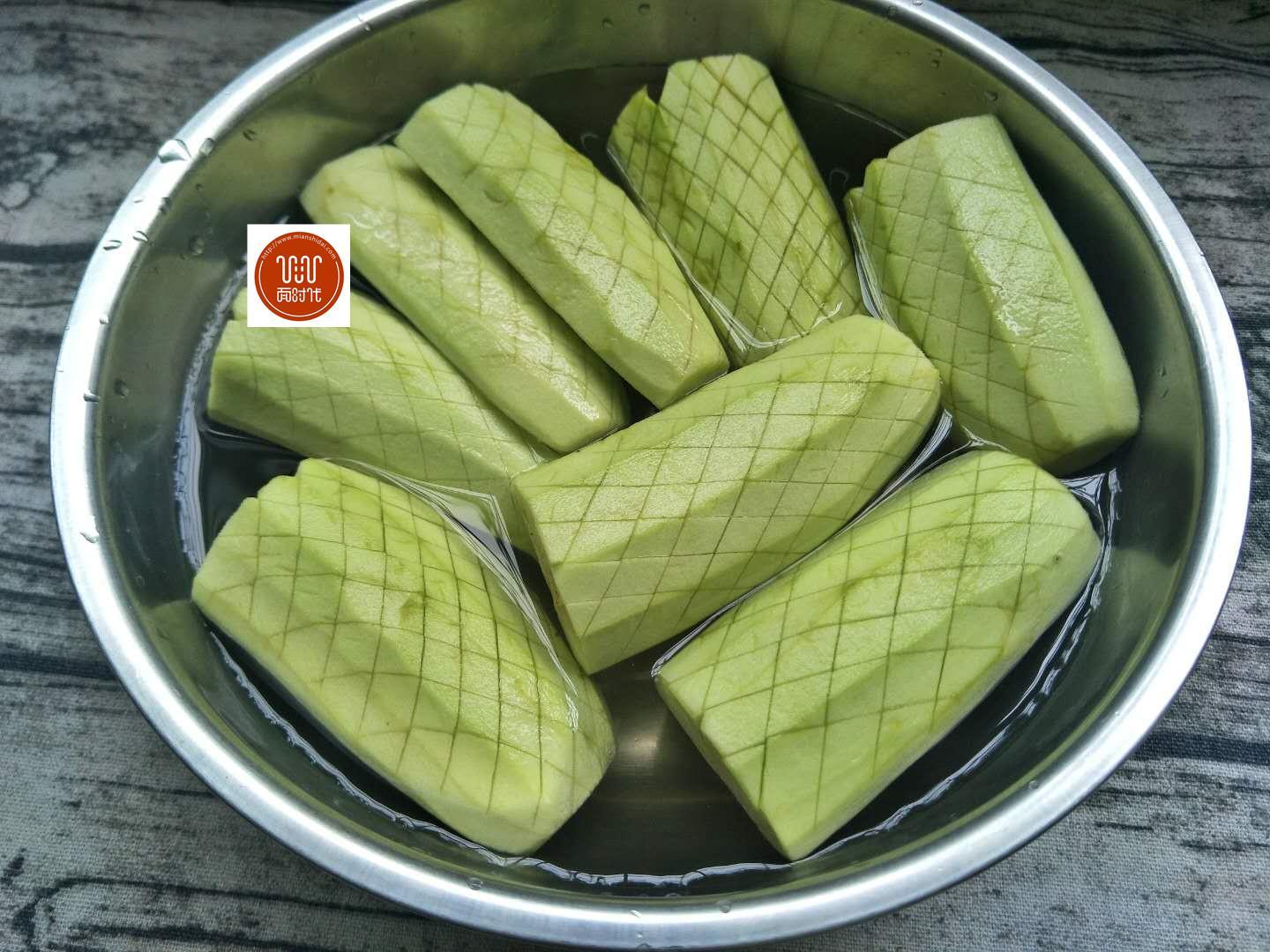 茄子好吃有妙招,学会这个特色做法,开胃下饭,一大盘不够吃!