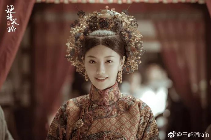 她曾演《延禧》,为角色敬业剃光头,也曾被骂耍大牌井水换矿泉水