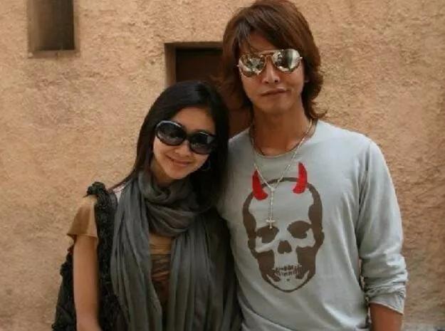 在最当红时宣布结婚,妻子至今被粉丝讨厌,他们19年的幸福婚姻