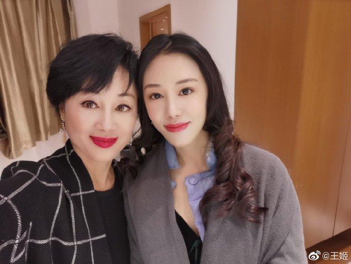 影后出身沦为国民妈妈?为残疾儿子散尽家财,女儿却争气成演员