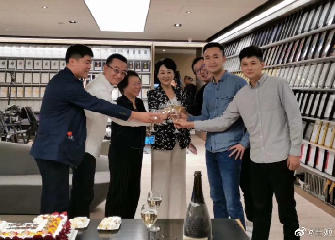 影后出身沦为国民妈妈?为残疾儿子散尽家财,女儿却争气成演员