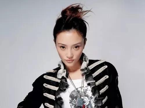 李小璐PGONE贴面亲吻,疑两人关系匪浅,观众替甜馨担心