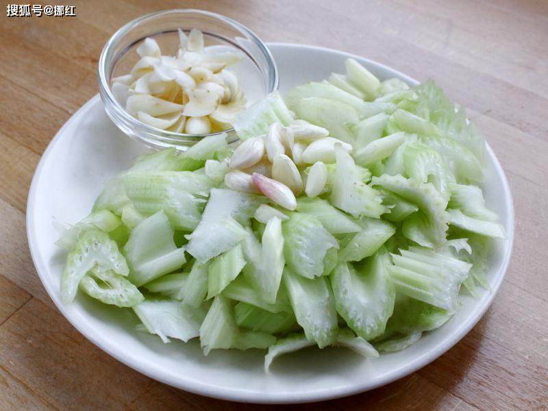 “西芹百合”润肺安神,为何你炒不出饭店的味道?要焯水吗?