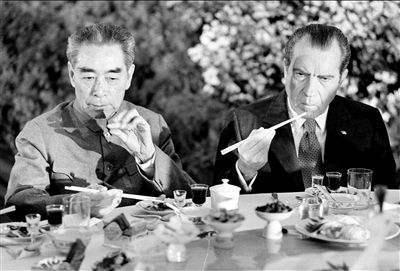 周恩来原来最爱喝酱香白酒,中外名人也因酒而疯狂!