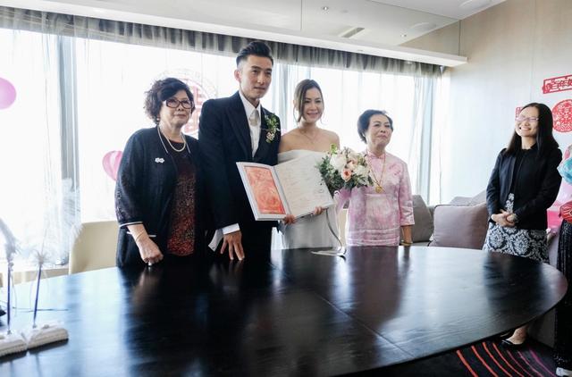 43岁TVB人气小生今日结婚一切从简 签字深吻太太 婚礼现场感人