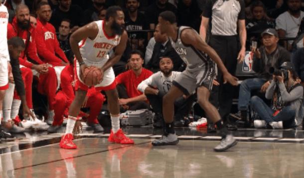 哈登尴尬了!对阵篮网的后撤步三分球被取消,NBA新规太严格