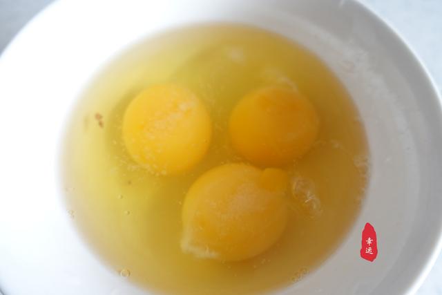 混合面馅饼,外面金黄,内馅胡萝卜和鸡蛋,让你连吃两个都不过瘾