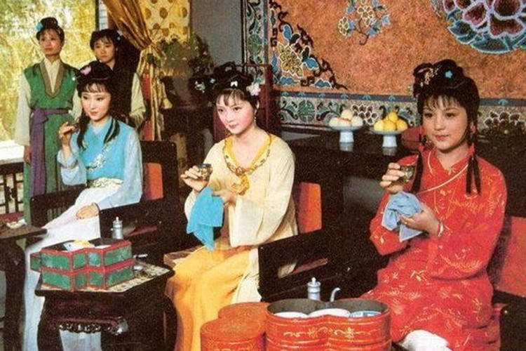 宝钗吟诵“好风凭借力,送我上青天”,薛家用“借”重回豪门:高