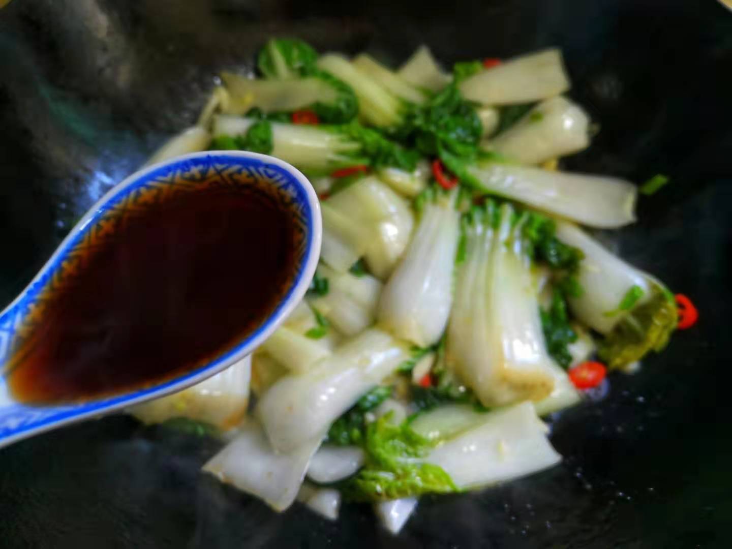 这蔬菜真是盼了一年才出现,端上桌一家三代抢着吃,手慢都吃不到