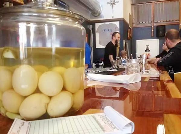 老外称皮蛋是黑暗料理,跟美国“腌蛋”一比,老外:比老干妈好吃