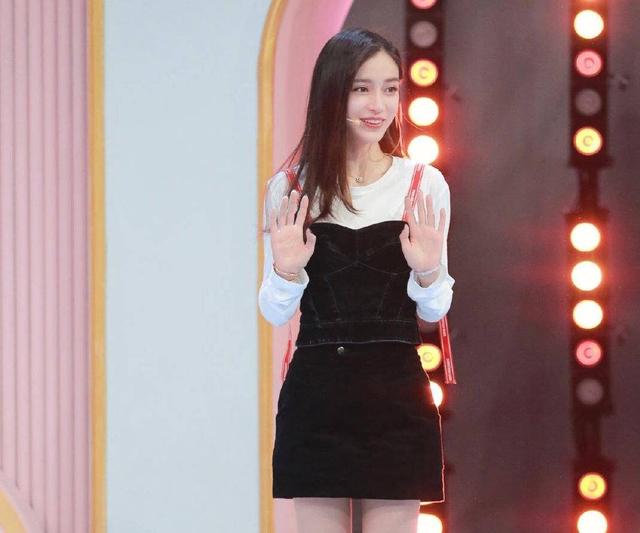 Angelababy腰围仅有54cm被网友大赞蚂蚁腰 高情商谈论退出演艺圈